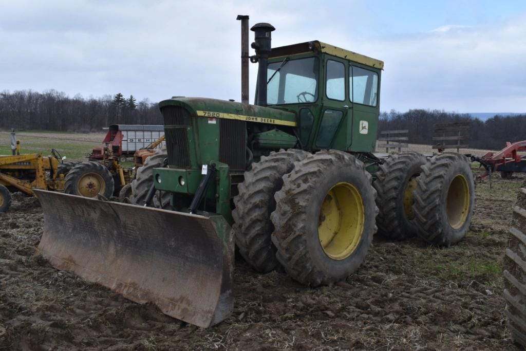 John Deere 7520 Equipment Image0