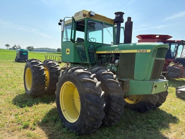 Image of John Deere 7520 equipment image 2