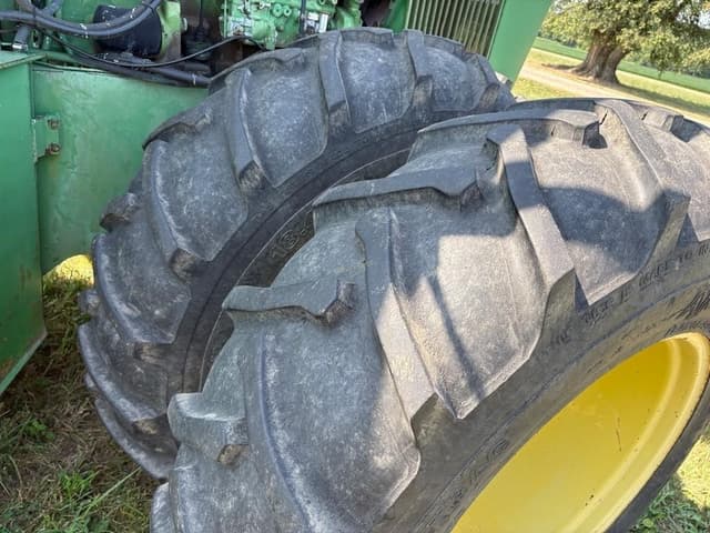 Image of John Deere 7520 equipment image 4
