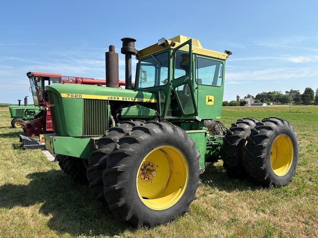 Image of John Deere 7520 Primary image