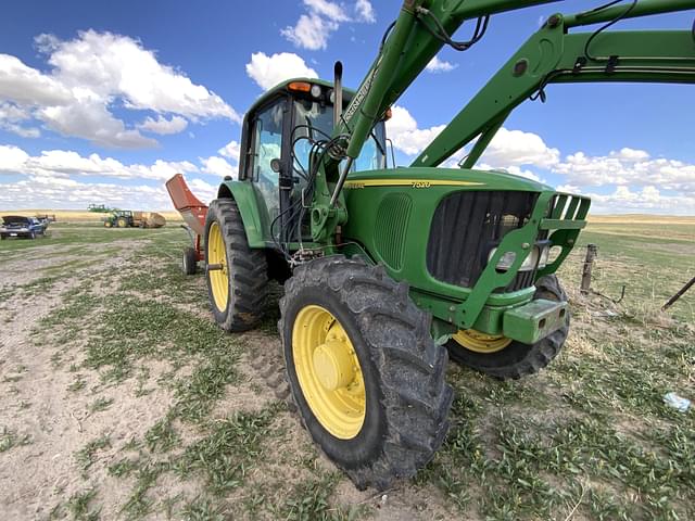 Image of John Deere 7520 equipment image 2