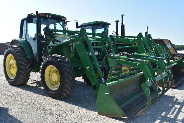 Image of John Deere 7520 equipment image 2