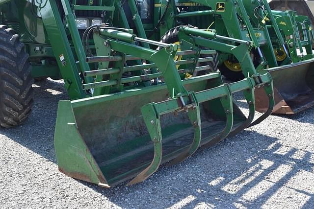 Image of John Deere 7520 equipment image 3