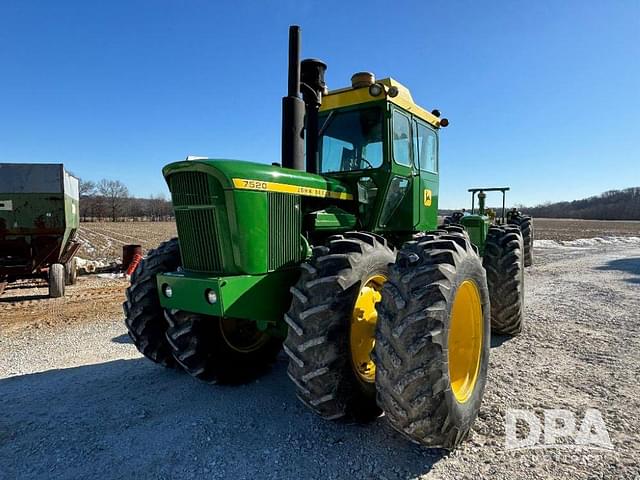 Image of John Deere 7520 equipment image 1