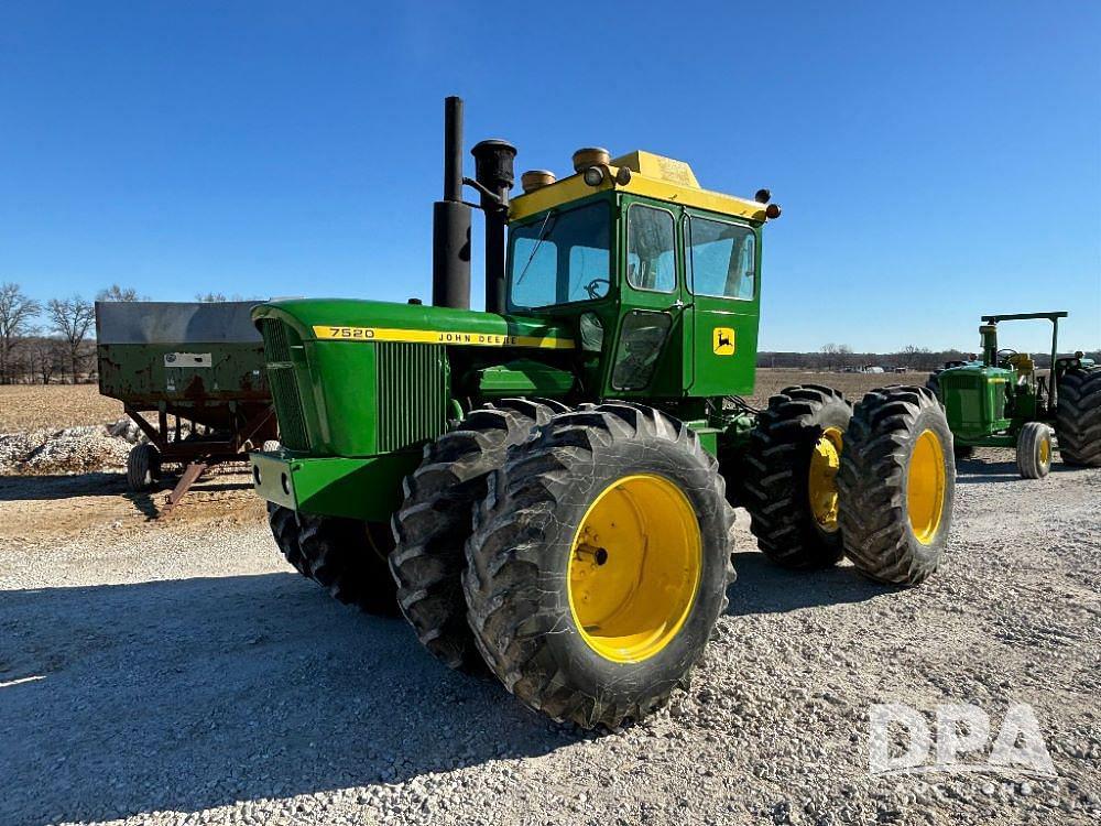 Image of John Deere 7520 Primary image