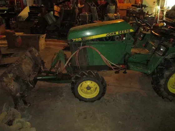Image of John Deere 755 Image 1
