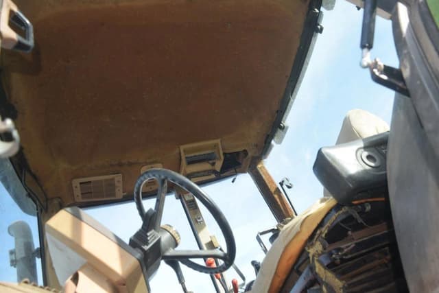 Image of John Deere 7600 equipment image 4