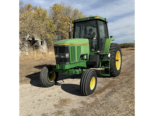 Image of John Deere 7600 equipment image 1