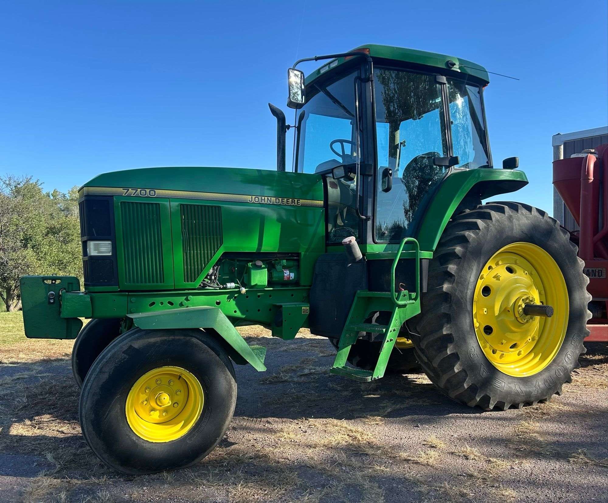 John Deere 7700 Equipment Image0