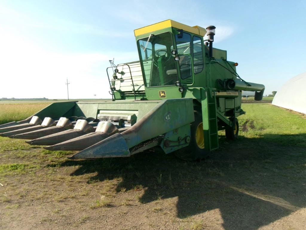John Deere 7700 Equipment Image0
