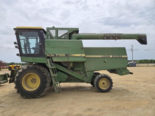 Image of John Deere 7720 equipment image 1