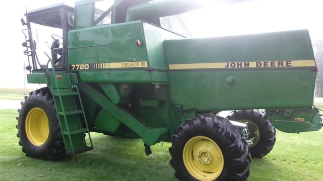Image of John Deere 7720 Titan II equipment image 3