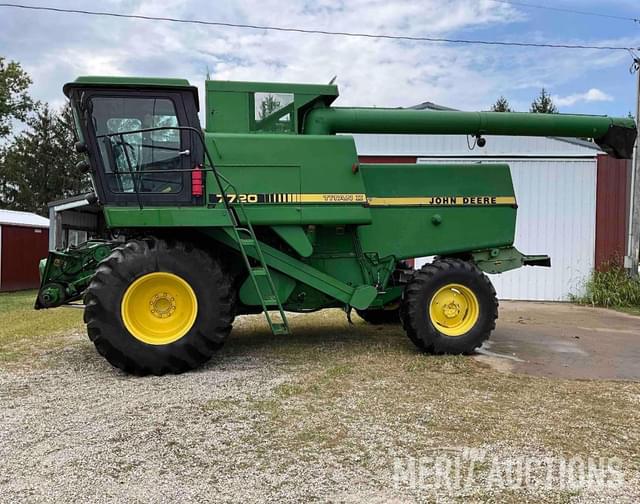 Image of John Deere 7720 Titan II equipment image 4