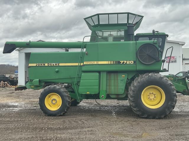 Image of John Deere 7720 Titan II equipment image 3