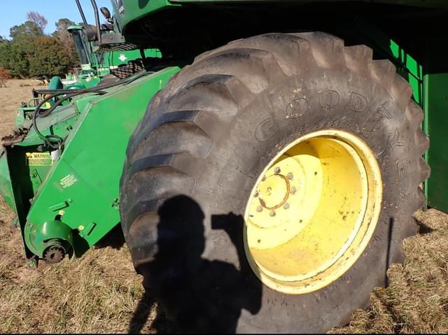 Image of John Deere 7720 Titan II equipment image 1