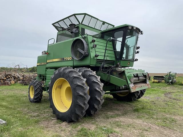 Image of John Deere 7720 Titan II equipment image 3