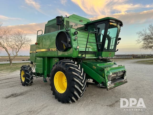 Image of John Deere 7720 Titan II equipment image 2
