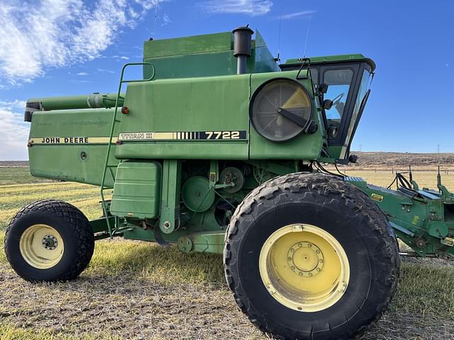 Image of John Deere 7722 Titan II equipment image 2