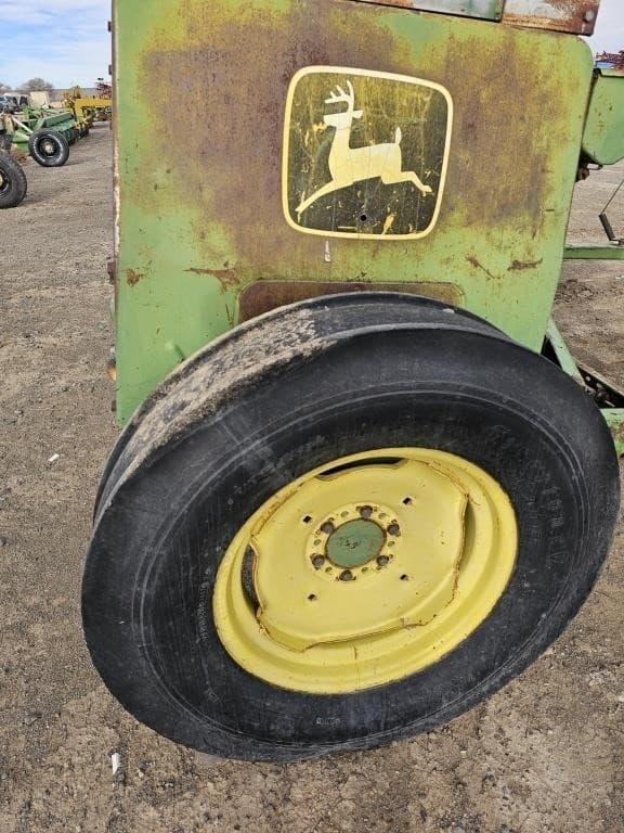 Image of John Deere 8000 equipment image 1