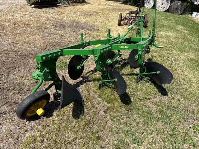 Image of John Deere 810 equipment image 2
