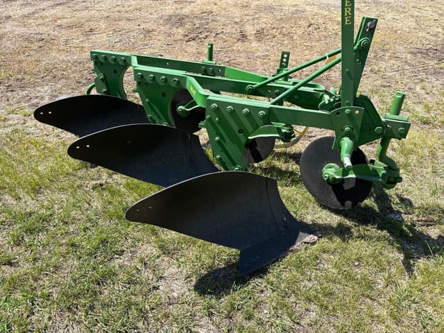 Image of John Deere 810 equipment image 3