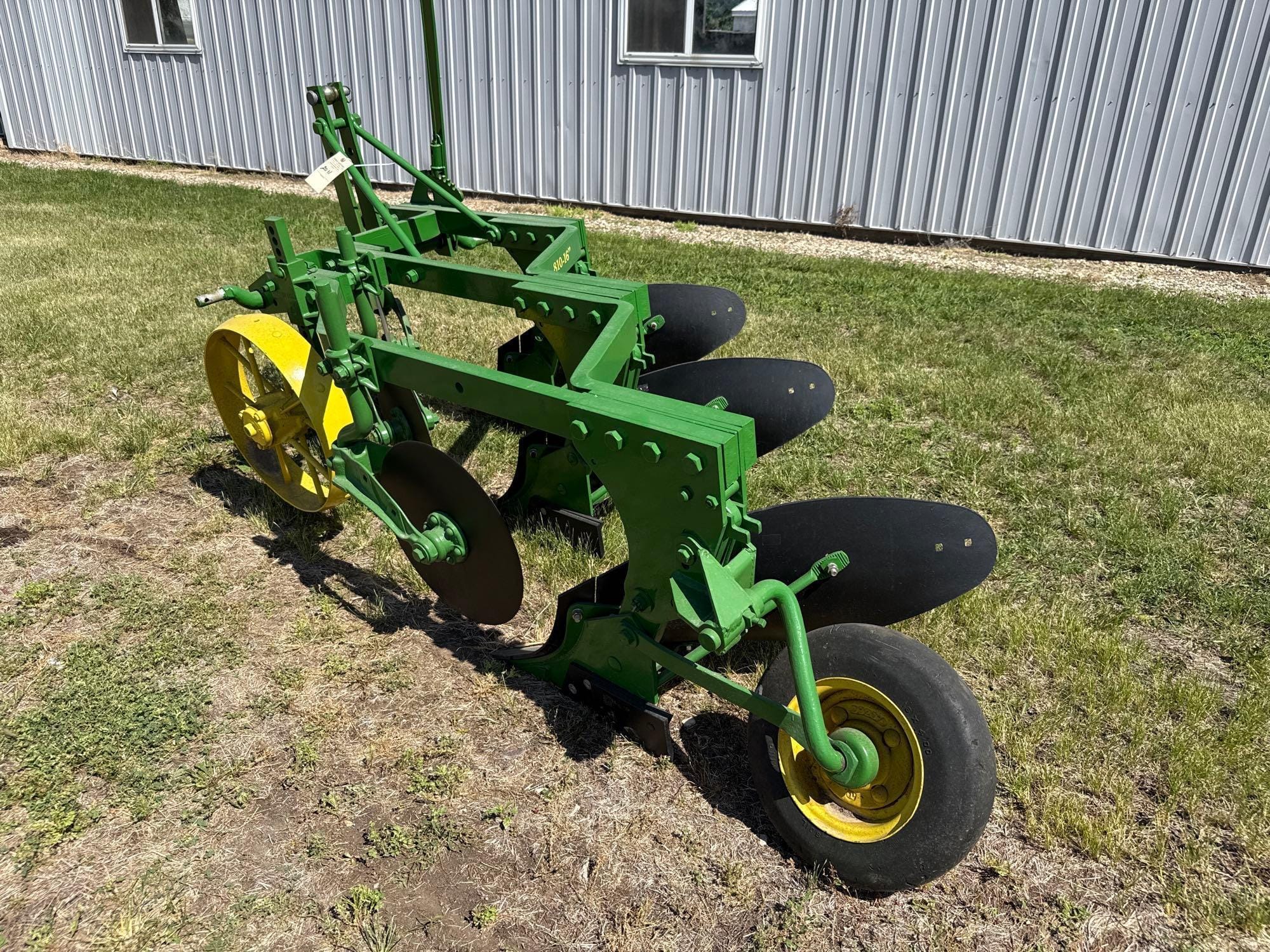 John Deere 810 Equipment Image0