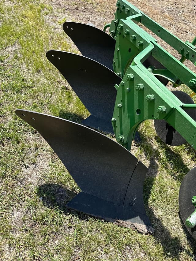 Image of John Deere 810 equipment image 4