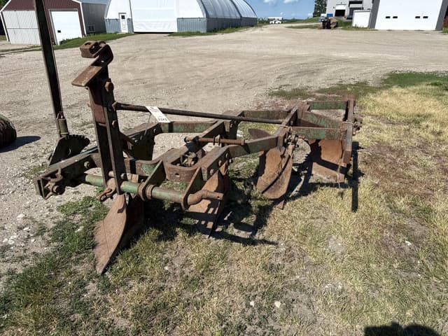 Image of John Deere 810 equipment image 1