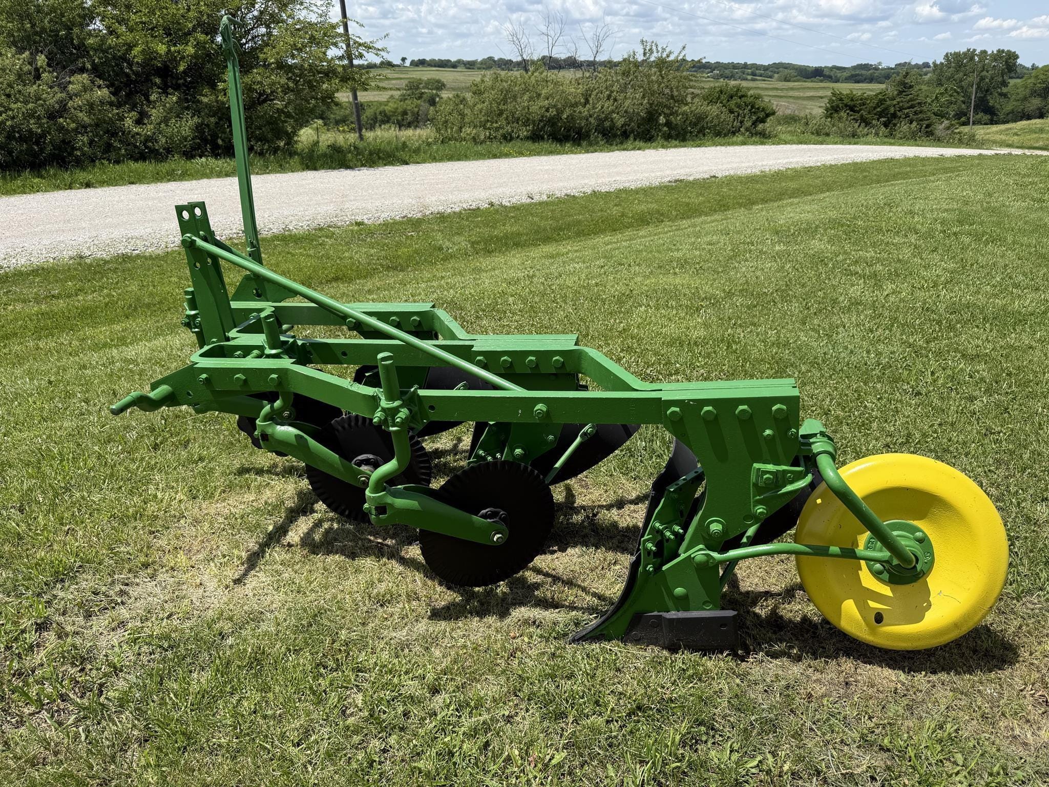 John Deere 810 Equipment Image0