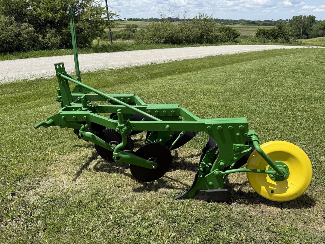 Image of John Deere 810 Primary image