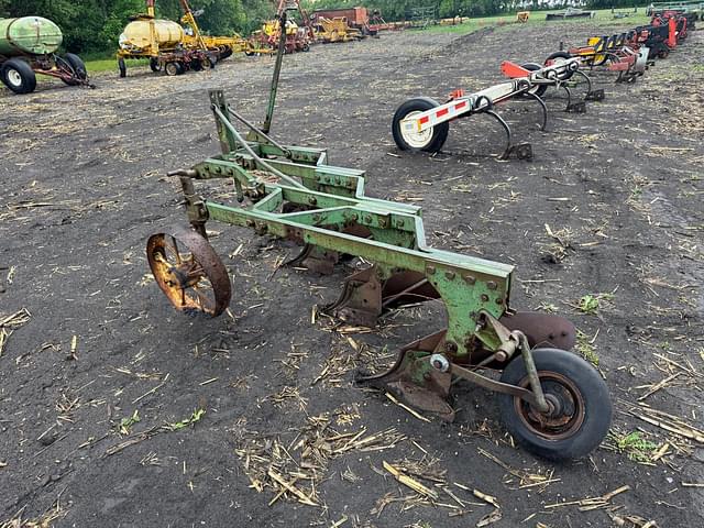 Image of John Deere 810 equipment image 2