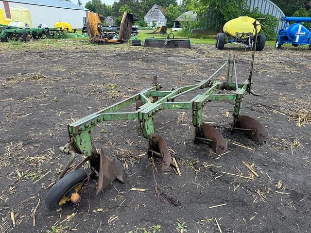 Image of John Deere 810 equipment image 3