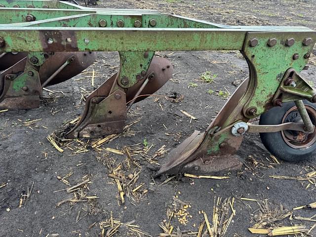 Image of John Deere 810 equipment image 1