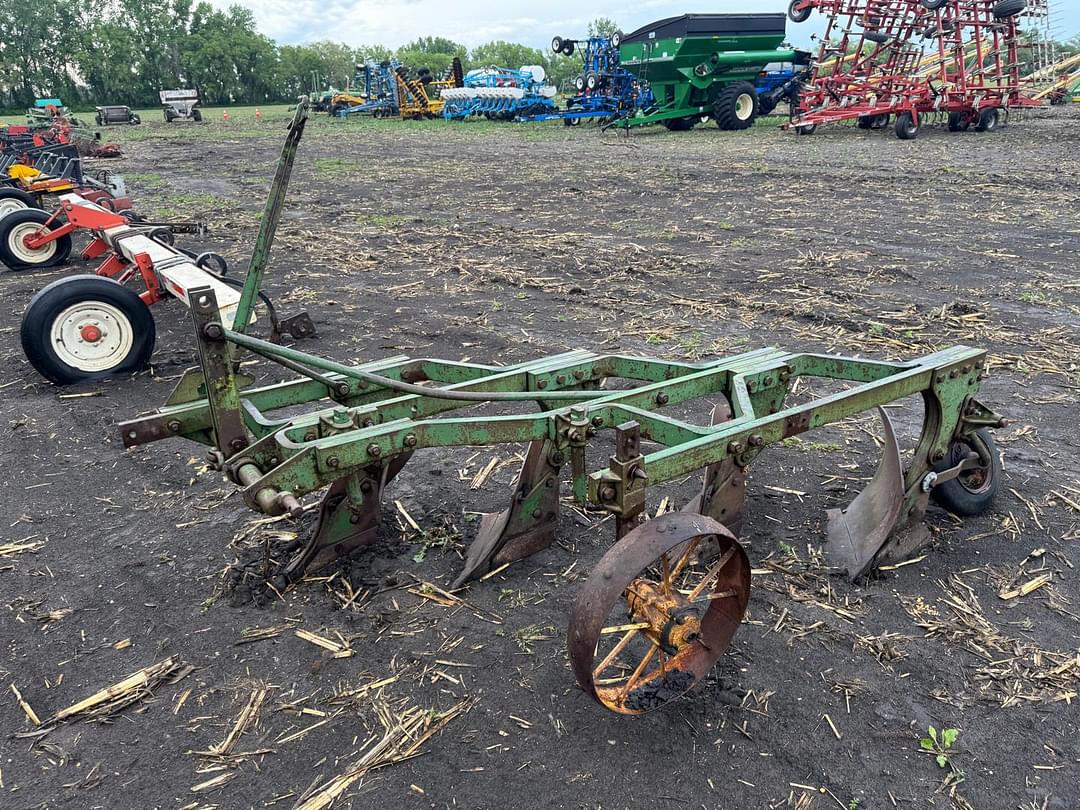 Image of John Deere 810 Primary image