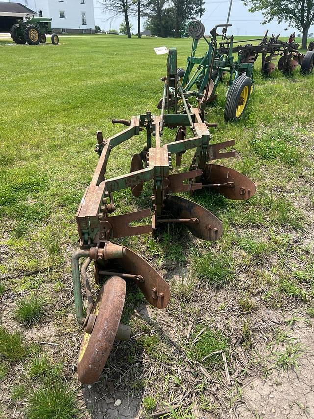 Image of John Deere 810 equipment image 2