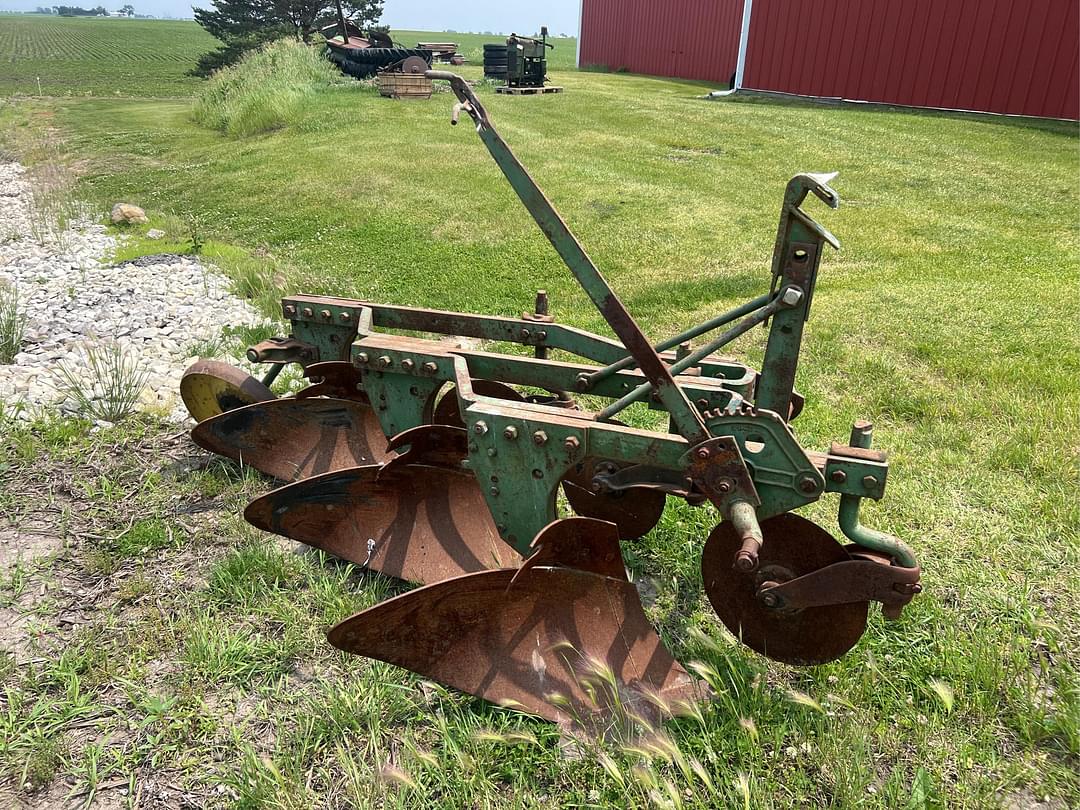Image of John Deere 810 Primary image