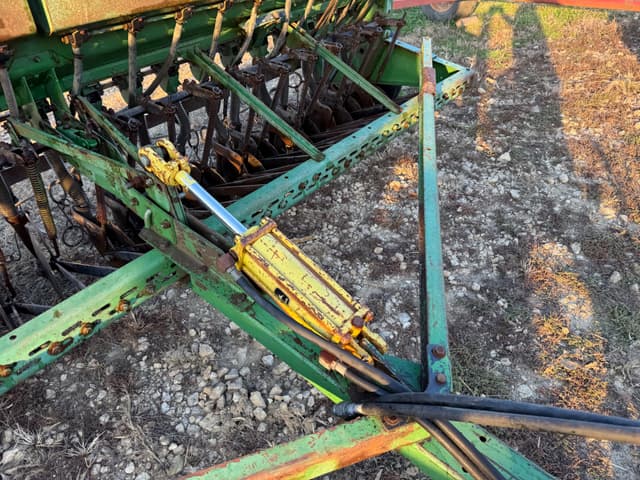 Image of John Deere 8100 equipment image 3