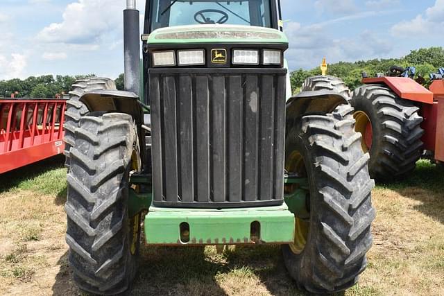 Image of John Deere 8100 equipment image 3