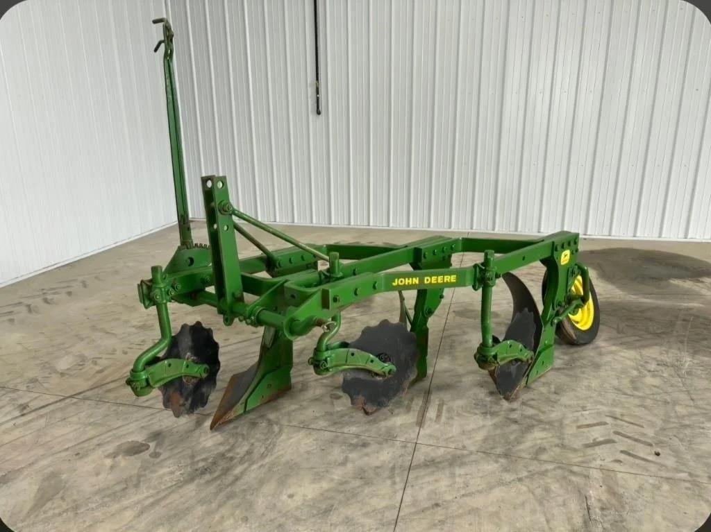 John Deere 810 Equipment Image0