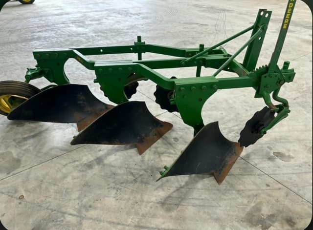 Image of John Deere 810 equipment image 4
