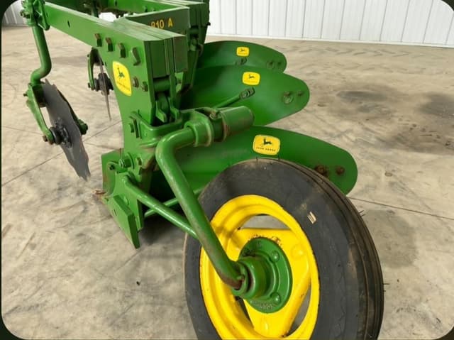 Image of John Deere 810 equipment image 2