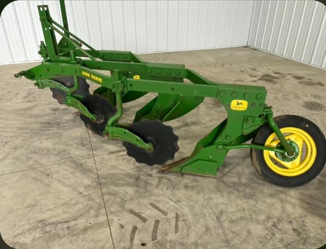 Image of John Deere 810 equipment image 1