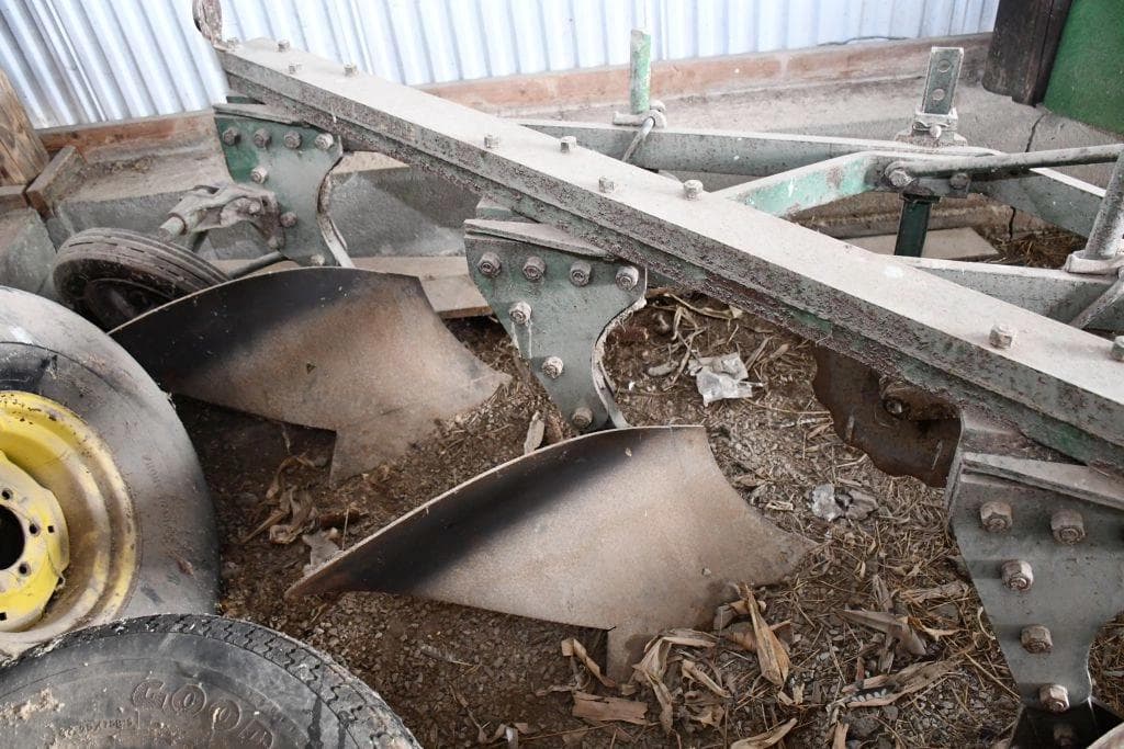 Image of John Deere 813 Image 0