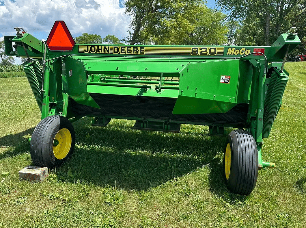 Image of John Deere 820 Image 1