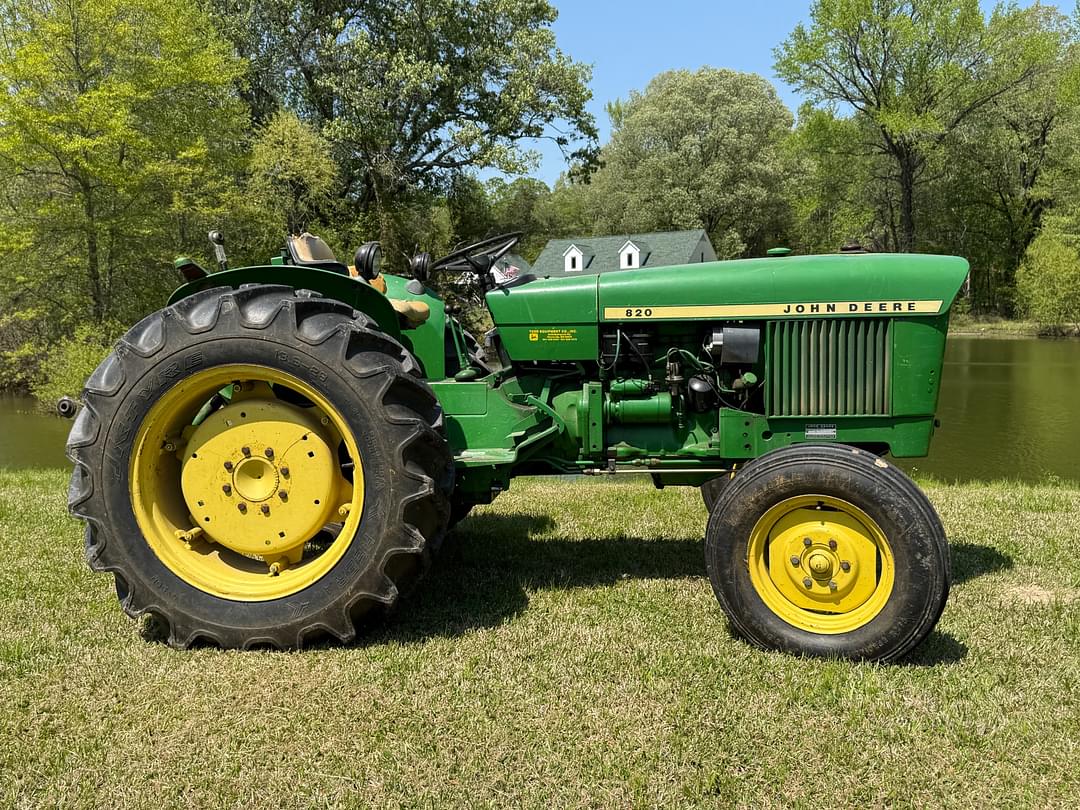 Image of John Deere 820 Primary image