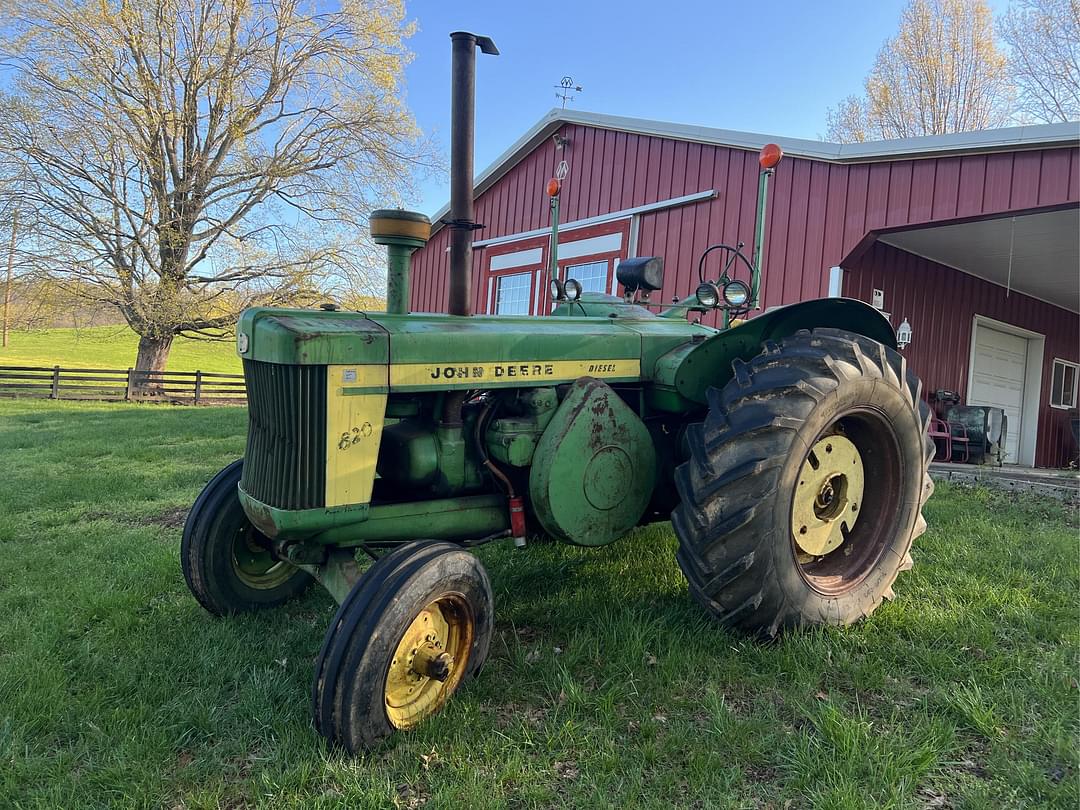 Image of John Deere 820 Primary image