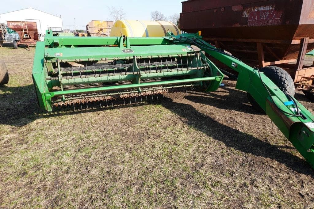 Image of John Deere 820 Image 0