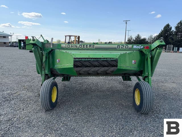 Image of John Deere 820 equipment image 2
