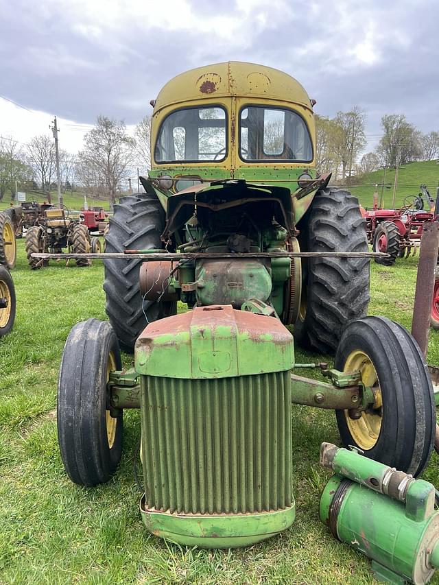 Image of John Deere 820 equipment image 1