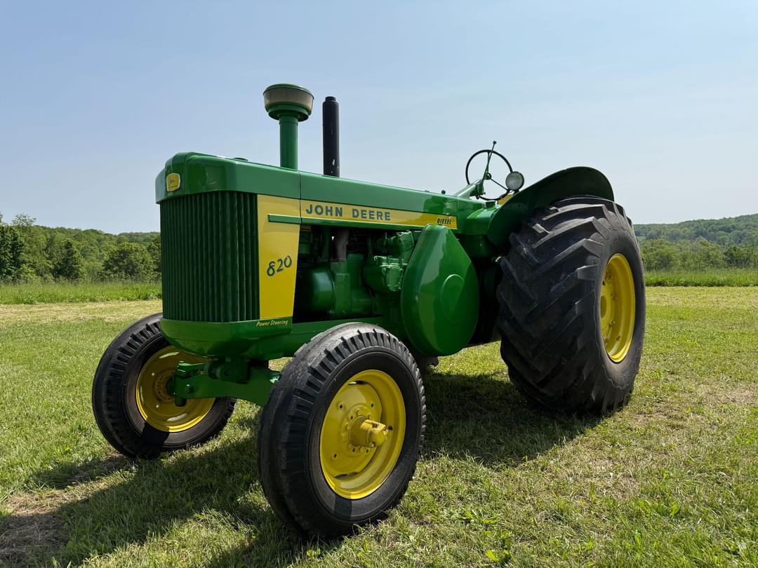 Image of John Deere 820 Primary image